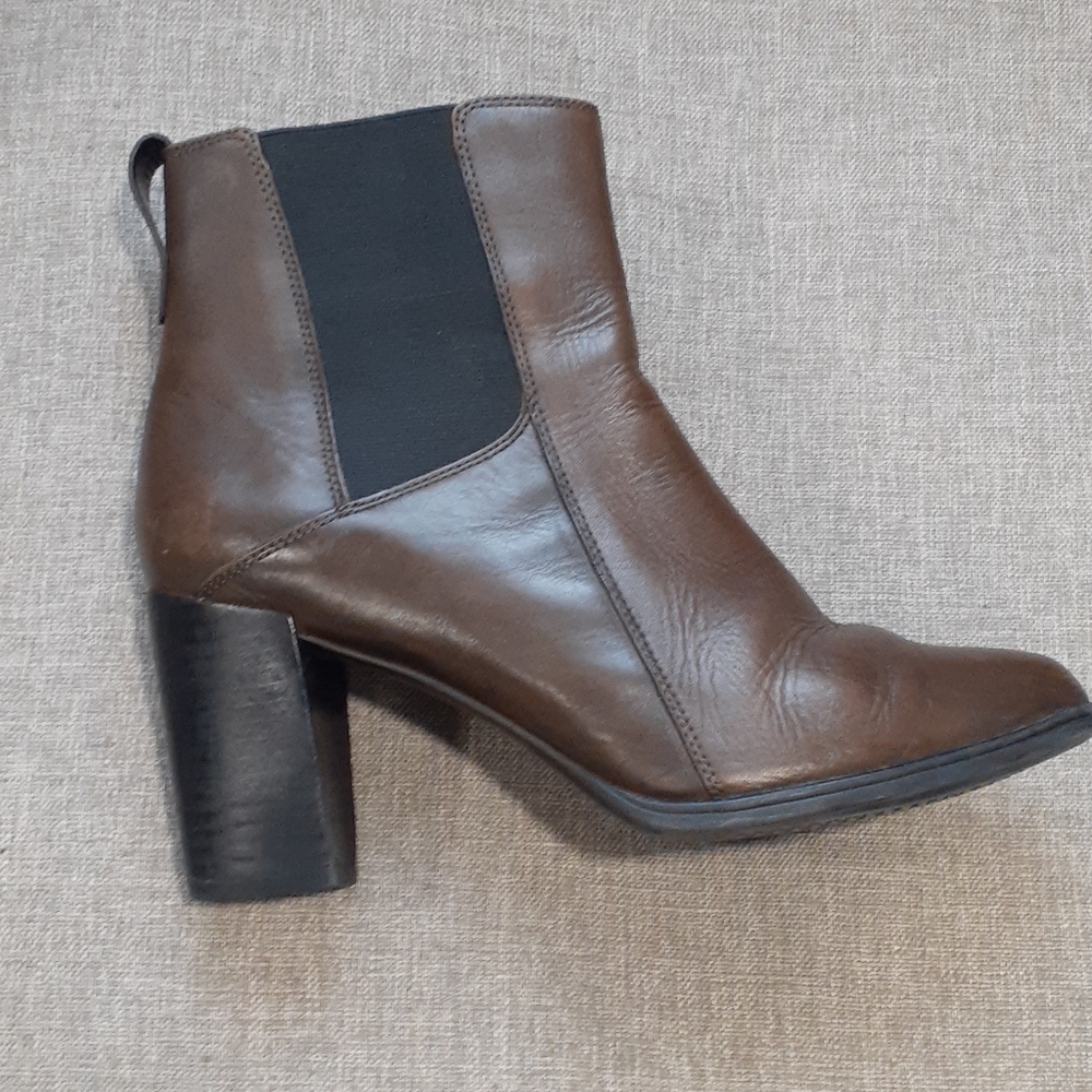 Clarks brown Chelsea leather ankle bootie size 10M - Picture 5 of 16